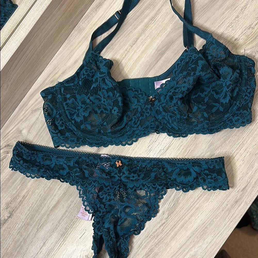 Savage X Fenty Green Lace Bra & panty set 32D small panty excellent condition